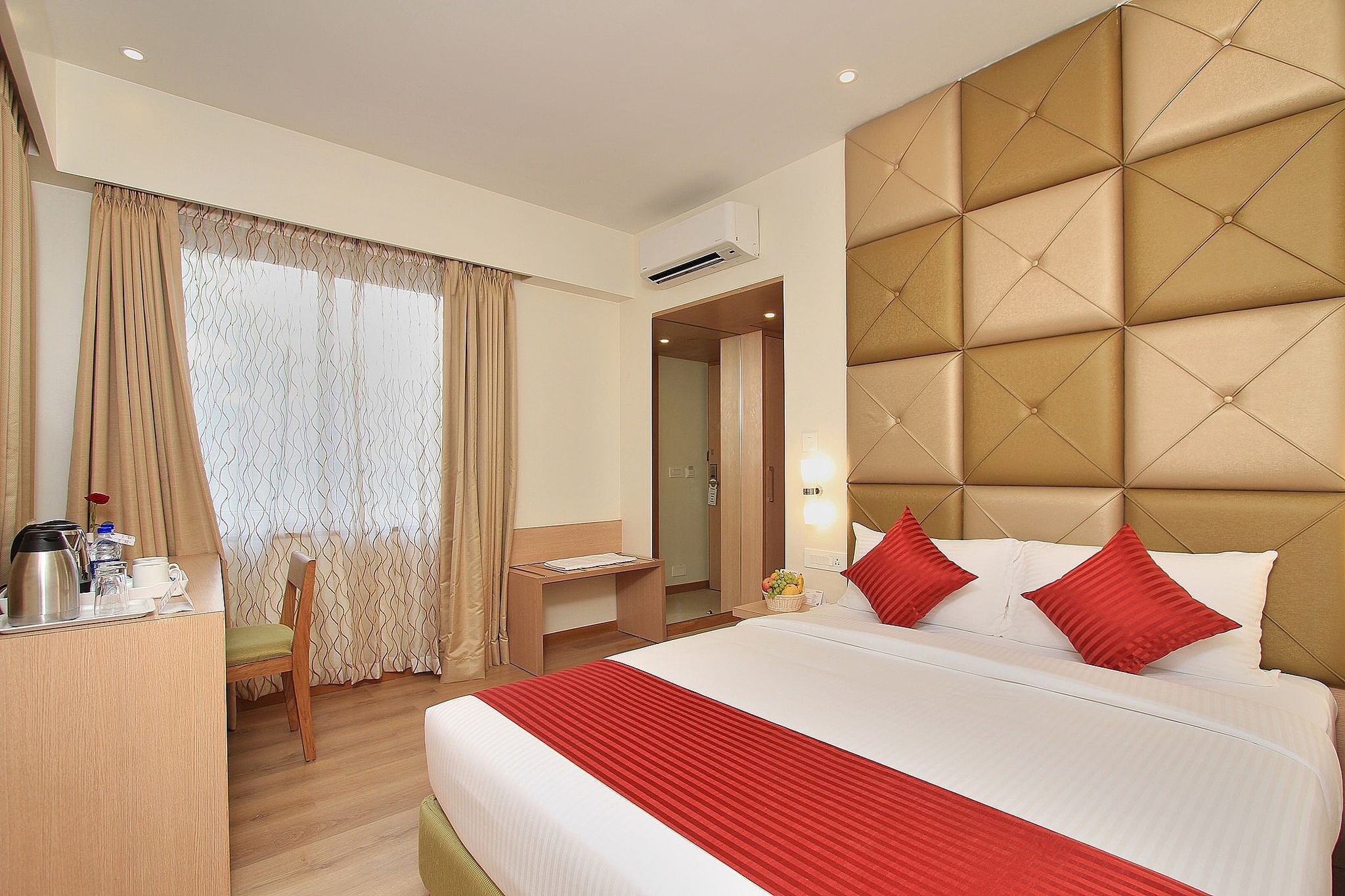 La Sara Regent Deluxe Room