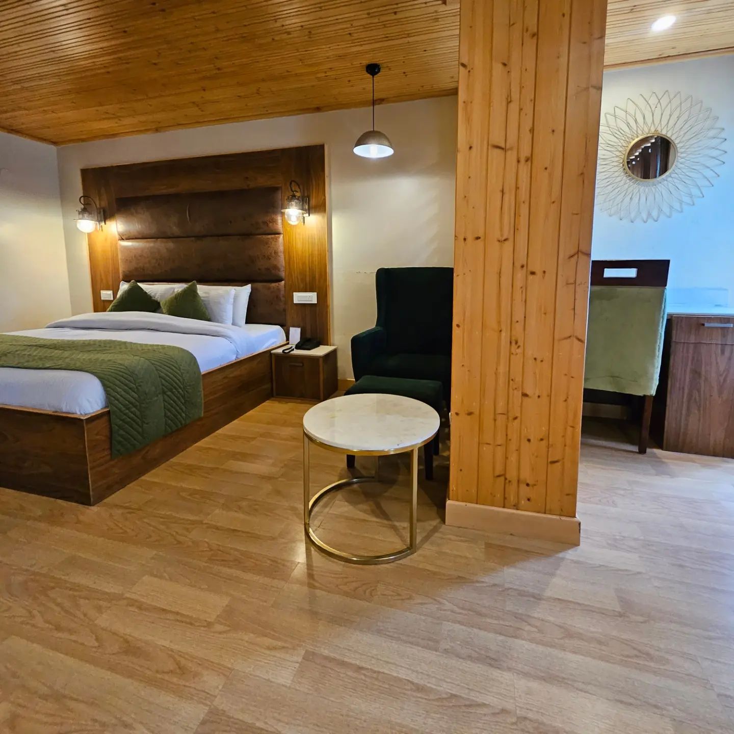 Mongas Hotel and resort ! Mall Road Dalhousie Deluxe Room With valley View 6