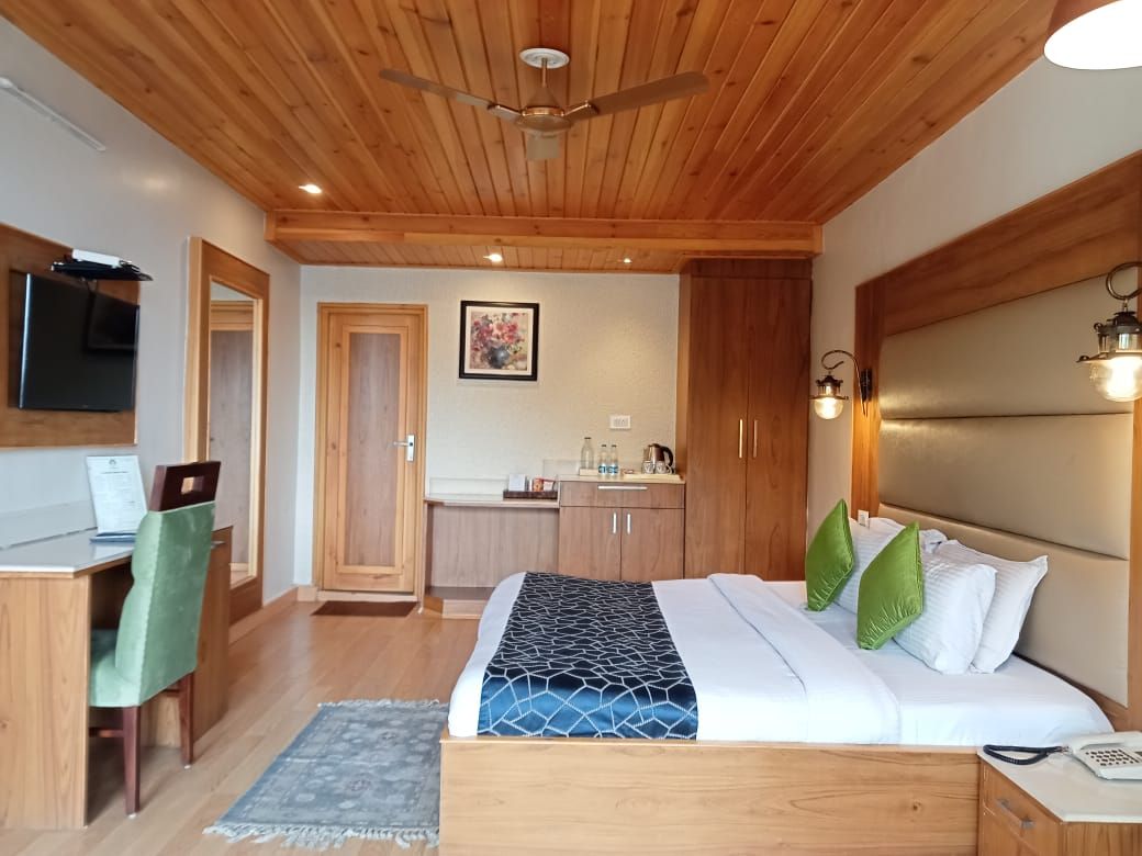 Mongas Hotel and resort ! Mall Road Dalhousie Deluxe Room With valley View 2