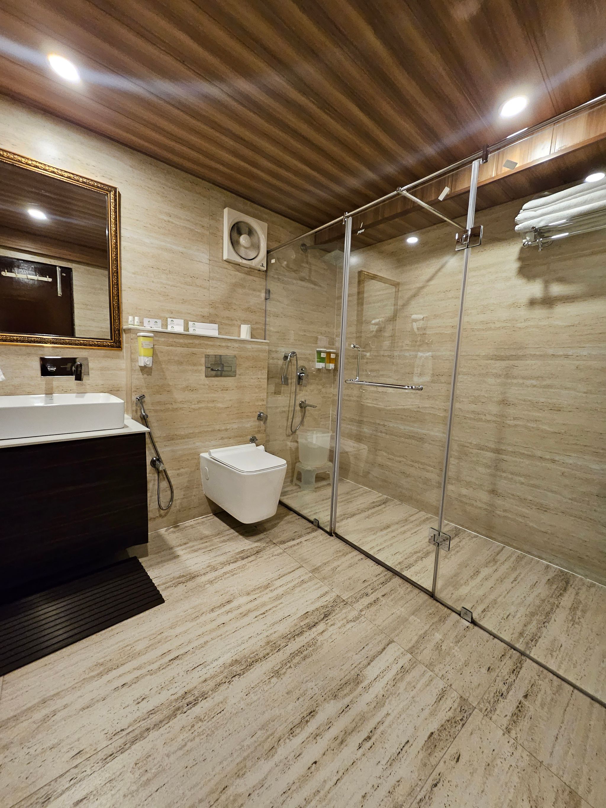 Mongas Hotel and resort ! Mall Road Dalhousie Deluxe Room With valley View 9