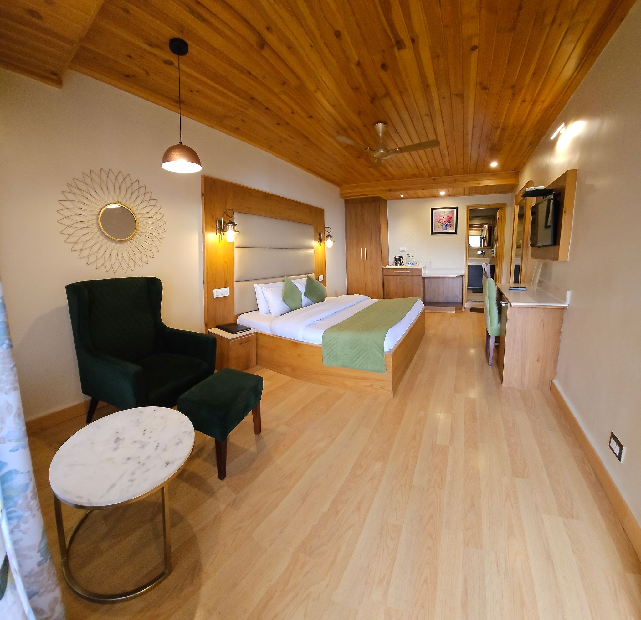 Mongas Hotel and resort ! Mall Road Dalhousie Deluxe Room With valley View 3