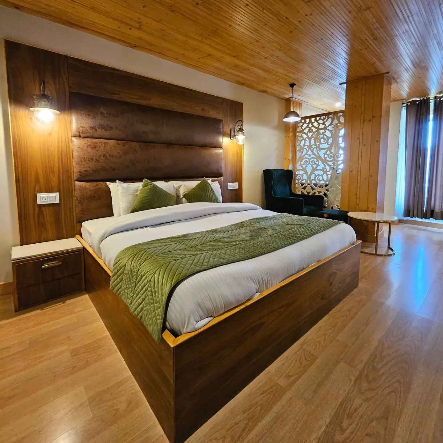Mongas Hotel and resort ! Mall Road Dalhousie Deluxe Room With valley View 5