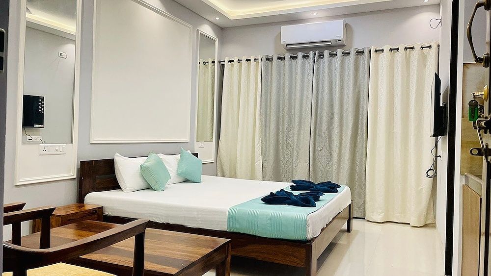 undefined Monarch Suites 4