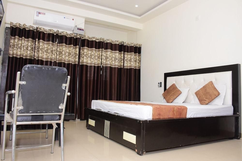 Anamsa Residency Deluxe Room 4