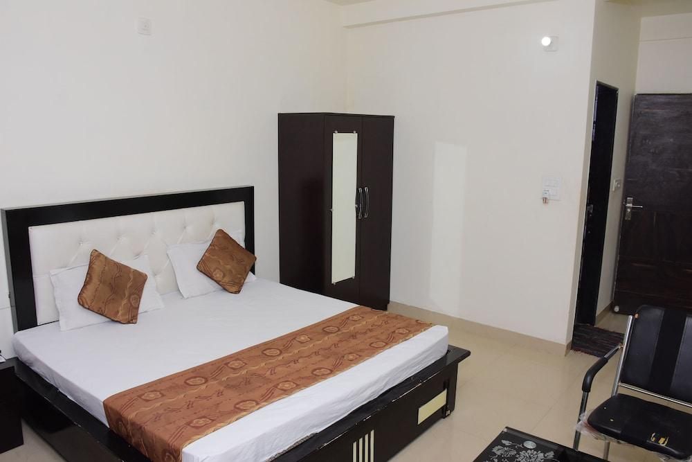 Anamsa Residency Deluxe Room 6