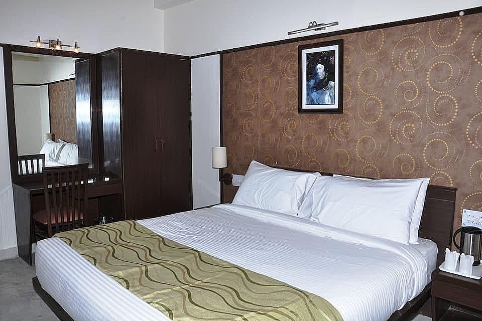Hotel Krishna Sagar Nh24 Deluxe Room  2