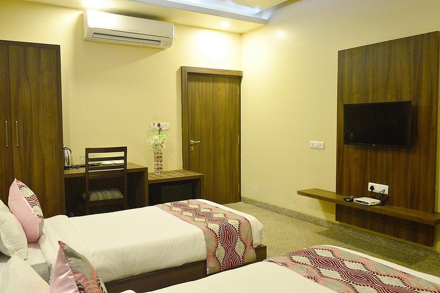 Hotel Neelam Paradise Royal Deluxe Room 6