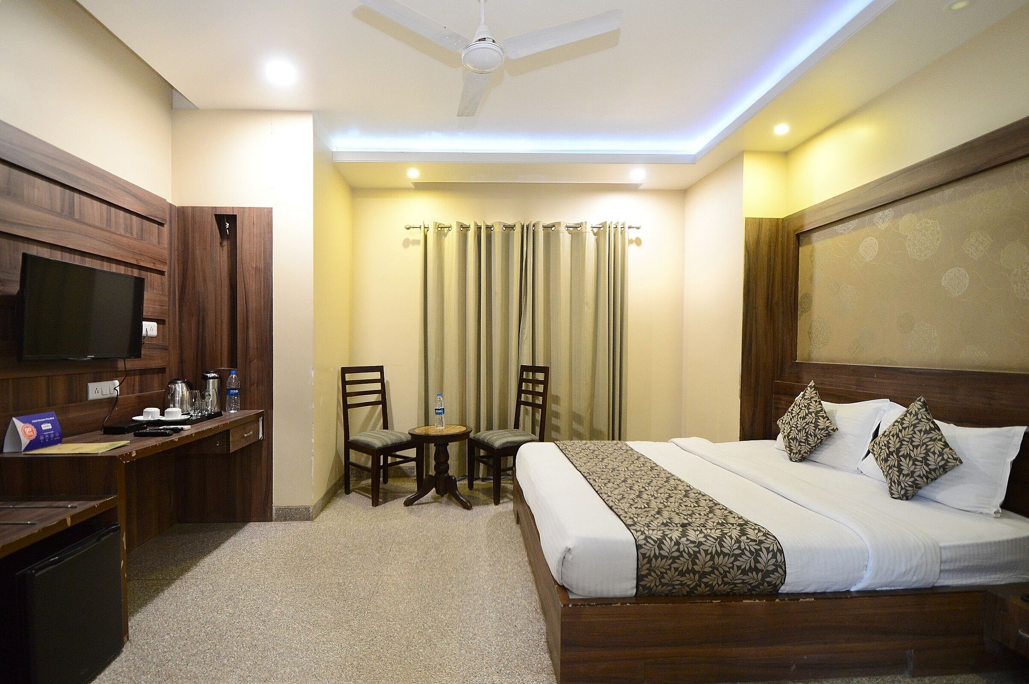 Hotel Neelam Paradise Royal Deluxe Room 2