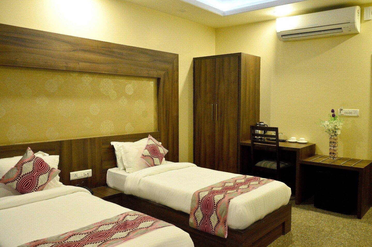 Hotel Neelam Paradise Royal Deluxe Room 4