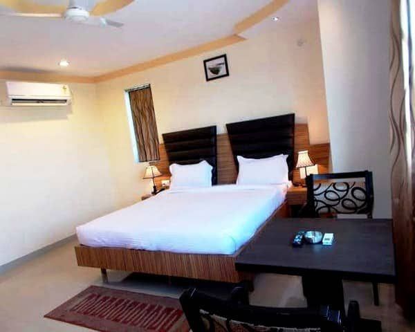 Hotel Jeet Continental Deluxe Room 2