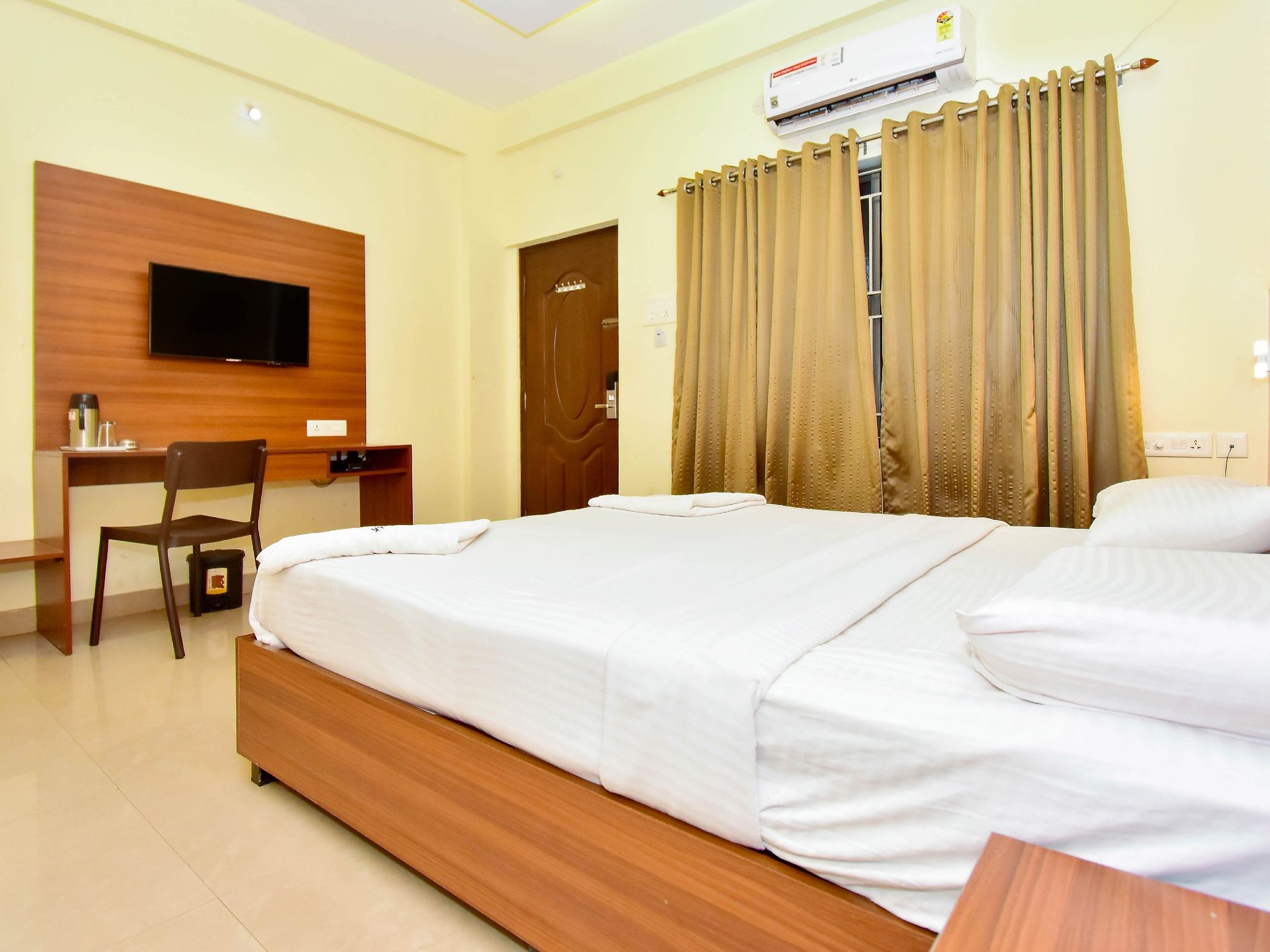 Hotel Citywalk Residency Deluxe Double Room 3
