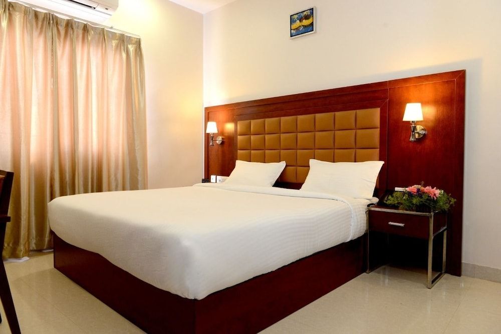 Luxury Suite, 1 Queen Bed, Smoking, Refrigerator