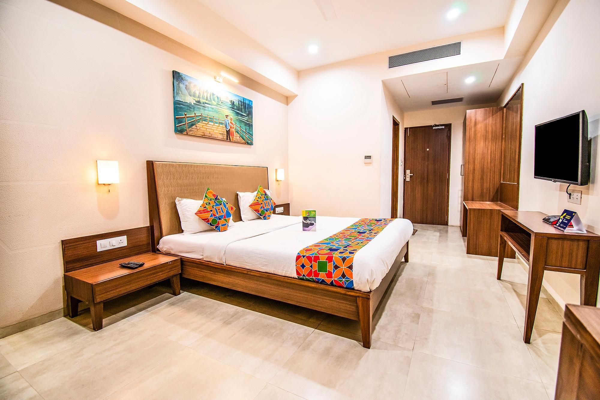 Hotel Flora Deluxe King Room 4