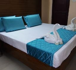 DOUBLE BEDROOM SUITE