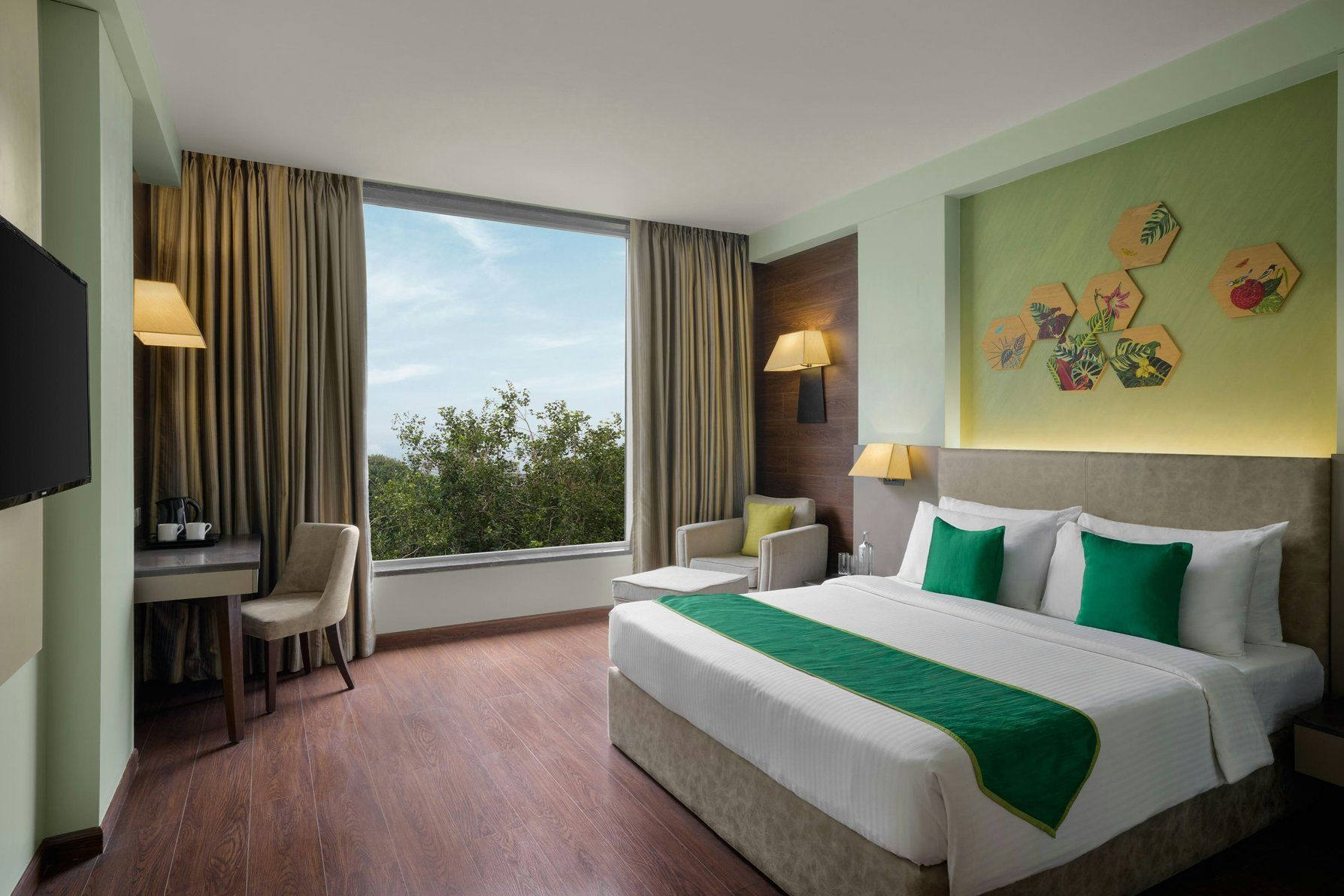 Guestroom - King Bed - TV