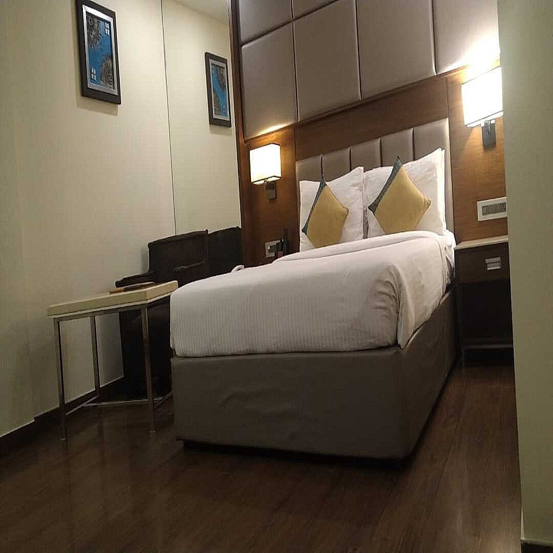 The Metropolitan Standard Room 14