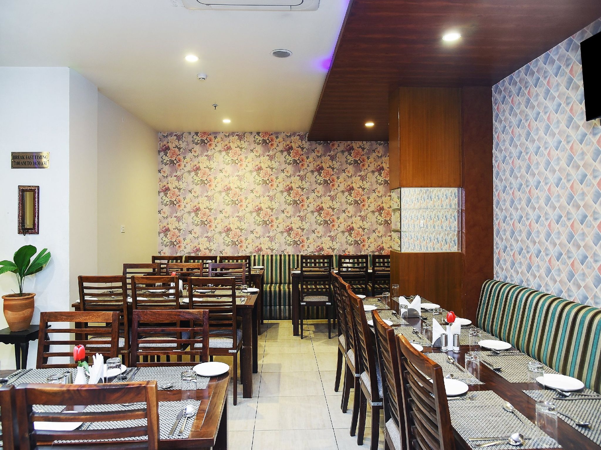 undefined TGI Apple Inn 4