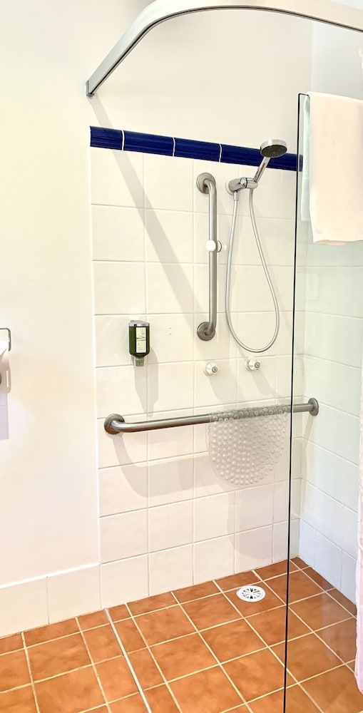 Estate Tuscany Queen Room - Disability Access 5