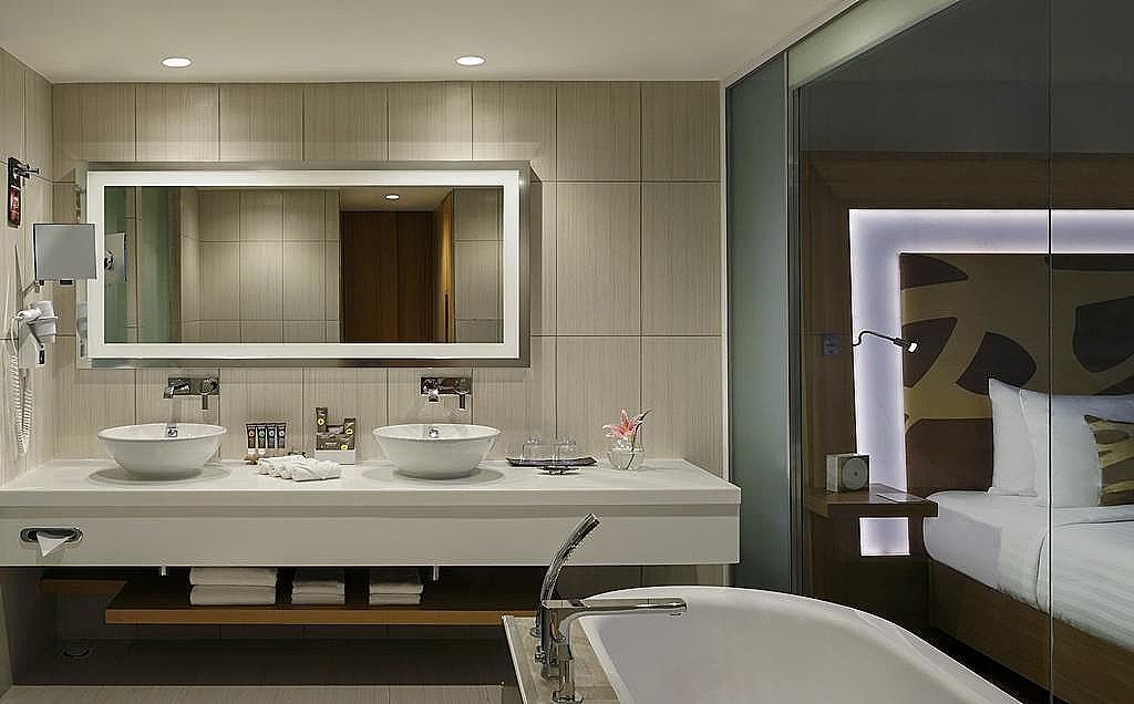 Executive Suite King Bed - Separate Living Room - Bathtub