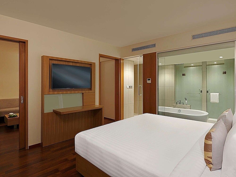 Executive Suite King Bed - Separate Living Room - Bathtub