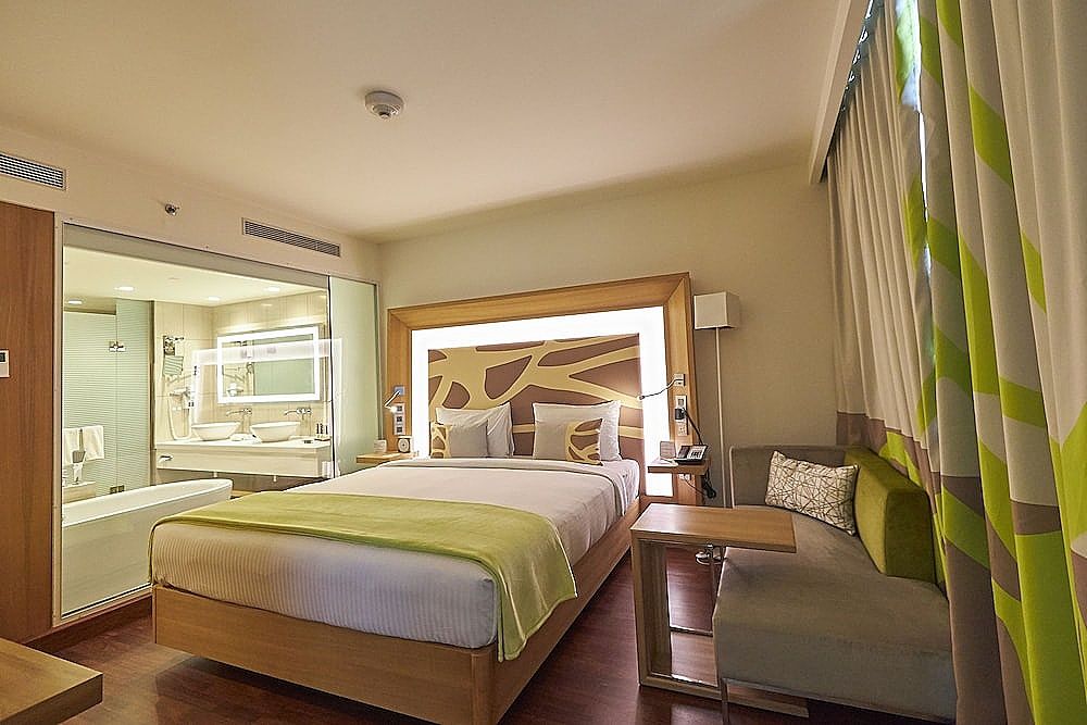 Executive Suite King Bed - Separate Living Room - Bathtub