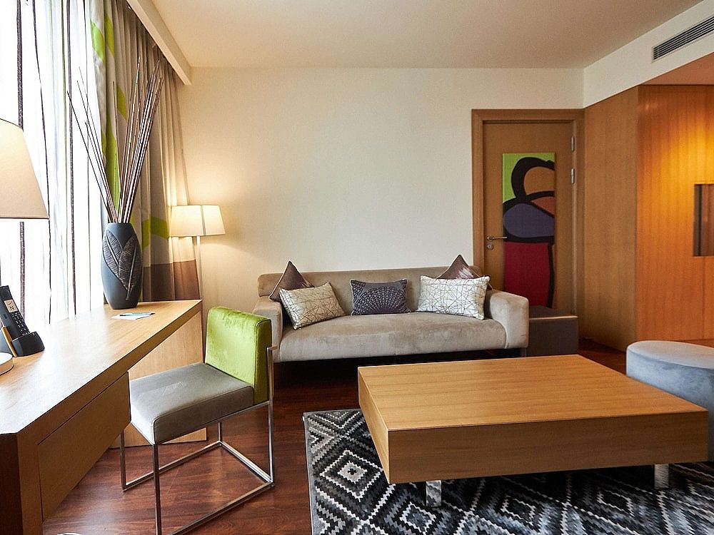 Executive Suite King Bed - Separate Living Room - Bathtub