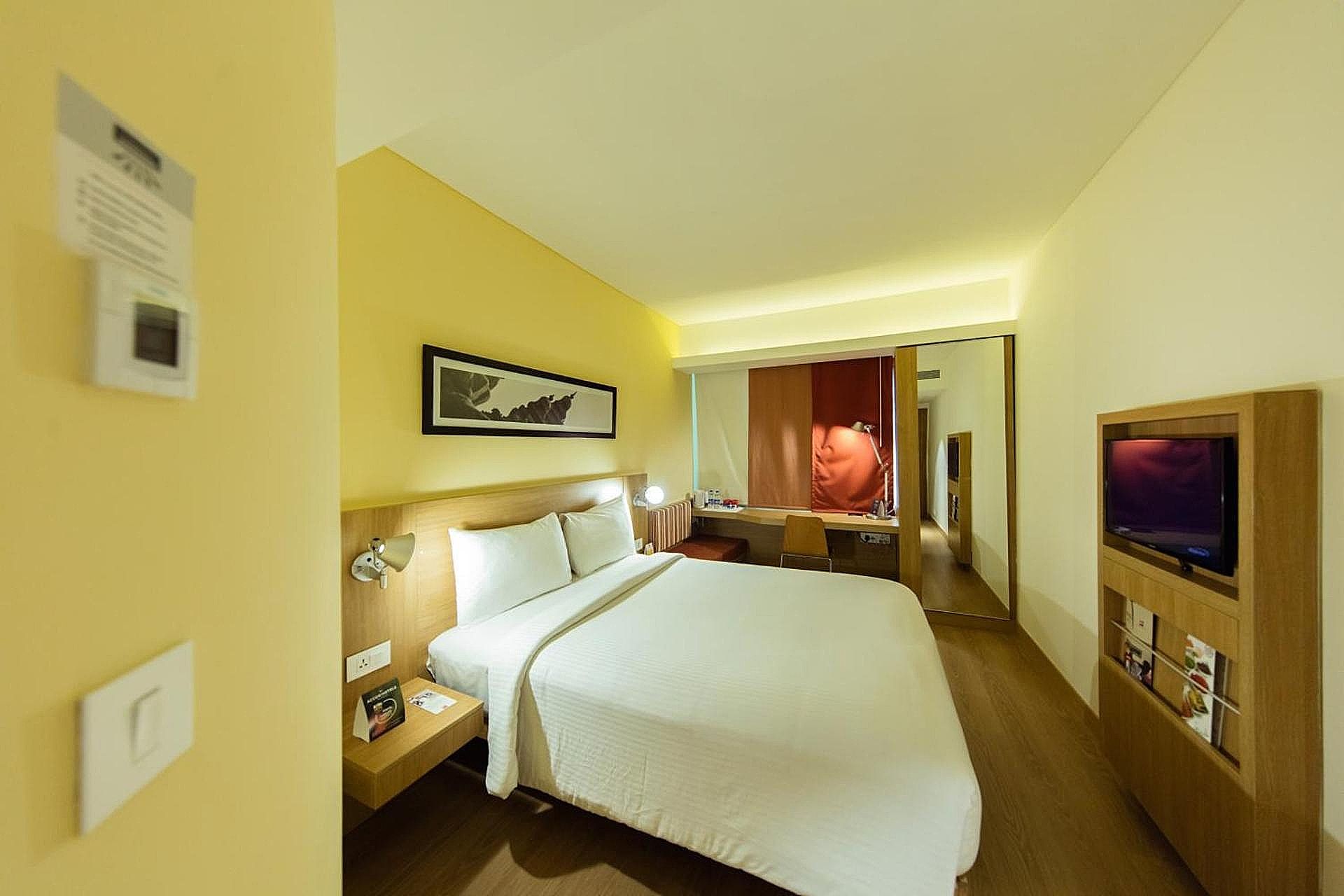 Deluxe Queen Bedroom with Extra Benefits Executive Floor