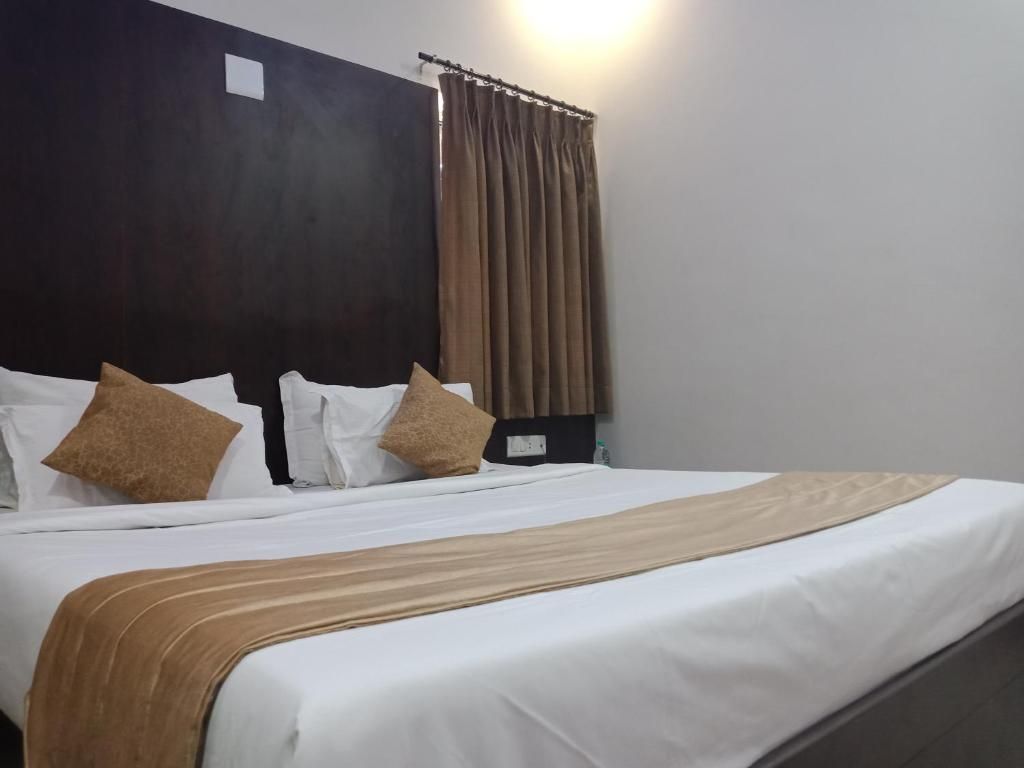 Hotel Nilay Deluxe Double Room 3