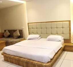 Hotel Pachmarhi Super Deluxe Room 6