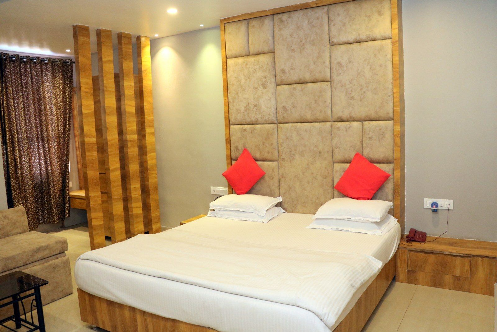 Hotel Pachmarhi Super Deluxe Room 4