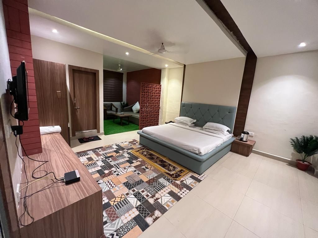 Hotel Pachmarhi Super Deluxe Room 8