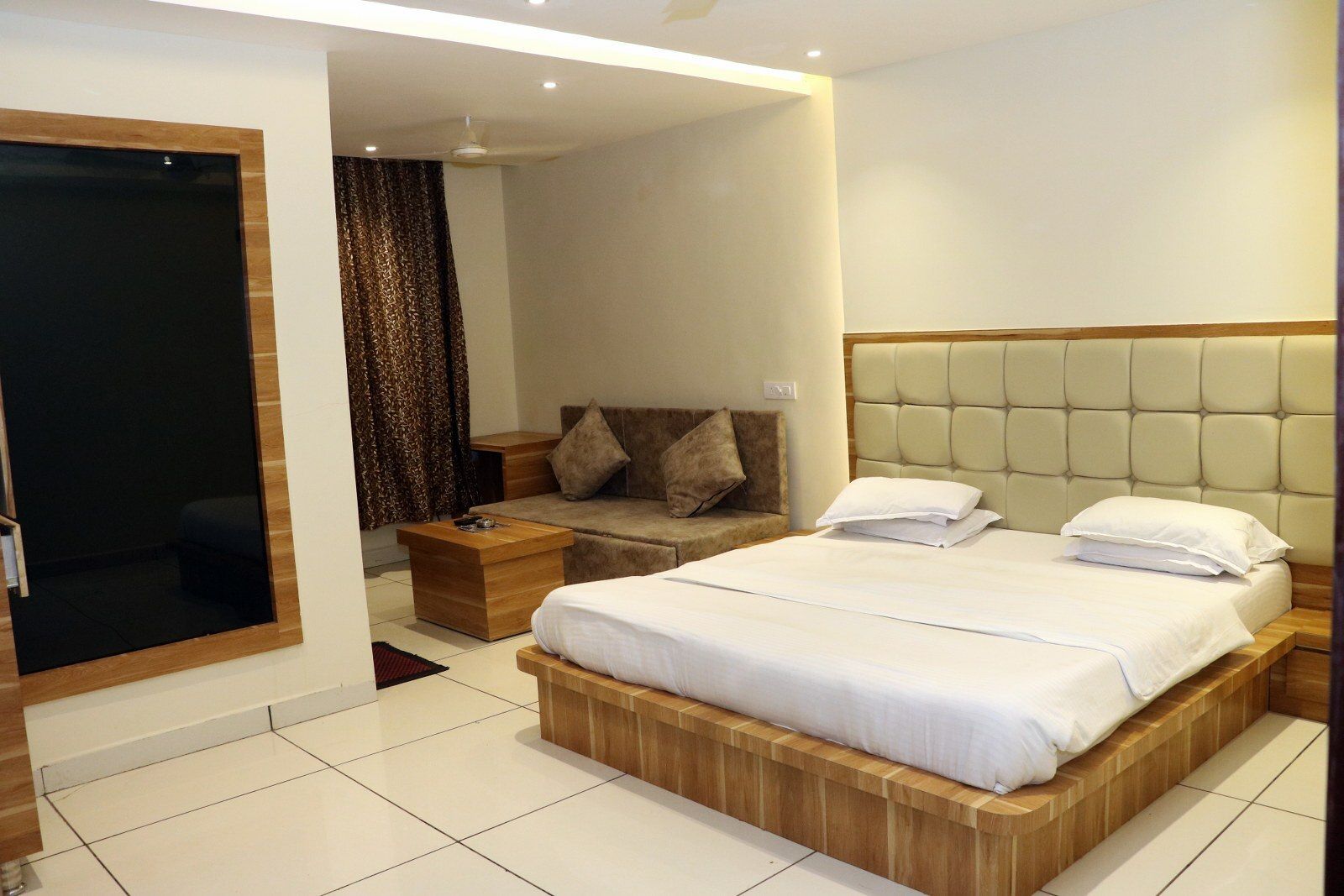 Hotel Pachmarhi Super Deluxe Room 11