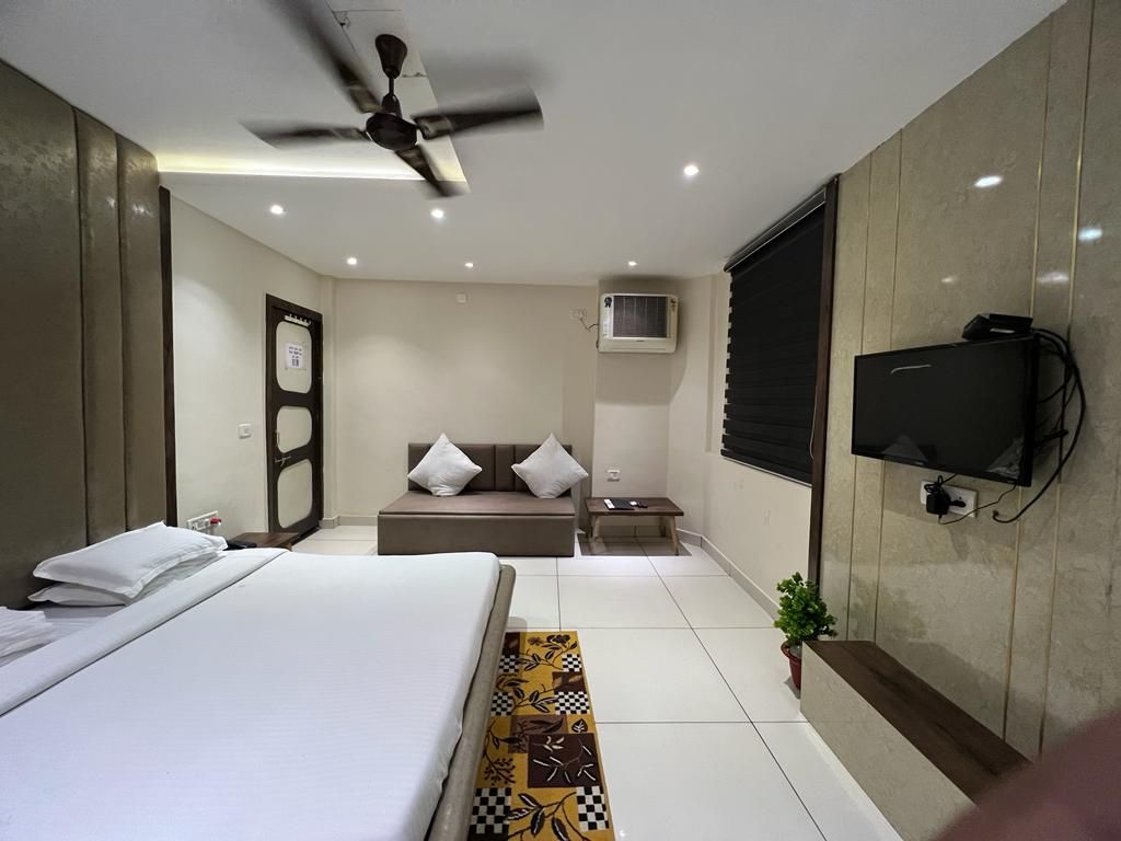 Hotel Pachmarhi Super Deluxe Room 2