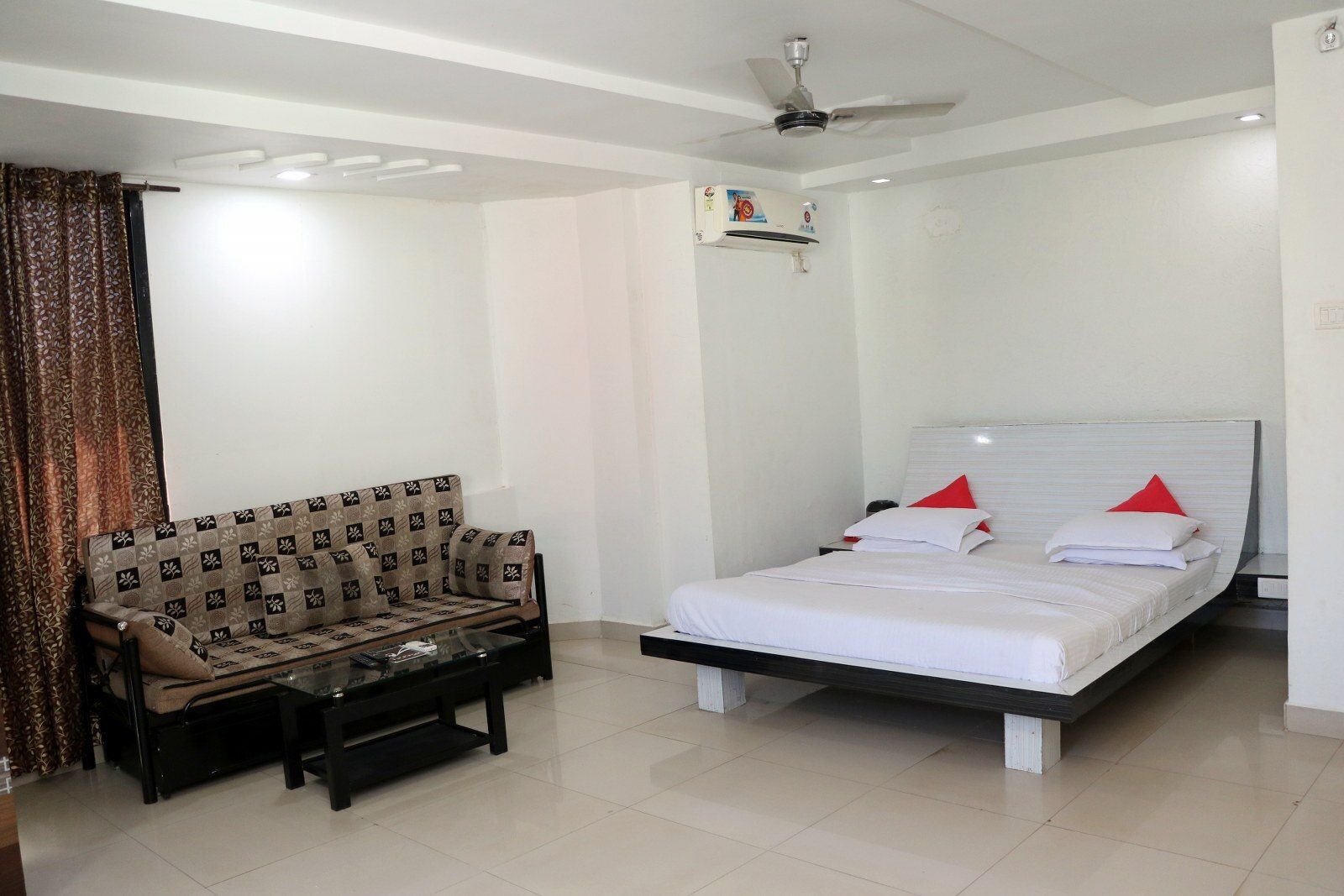 Hotel Pachmarhi Super Deluxe Room 13