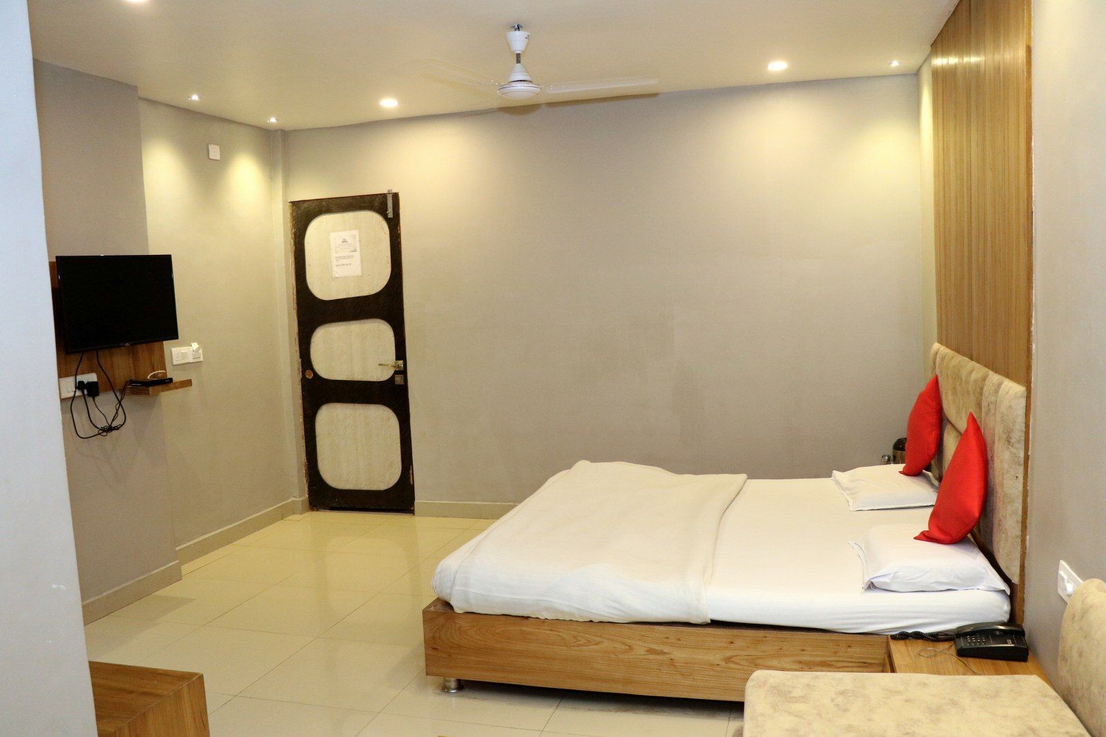 Hotel Pachmarhi Super Deluxe Room 3