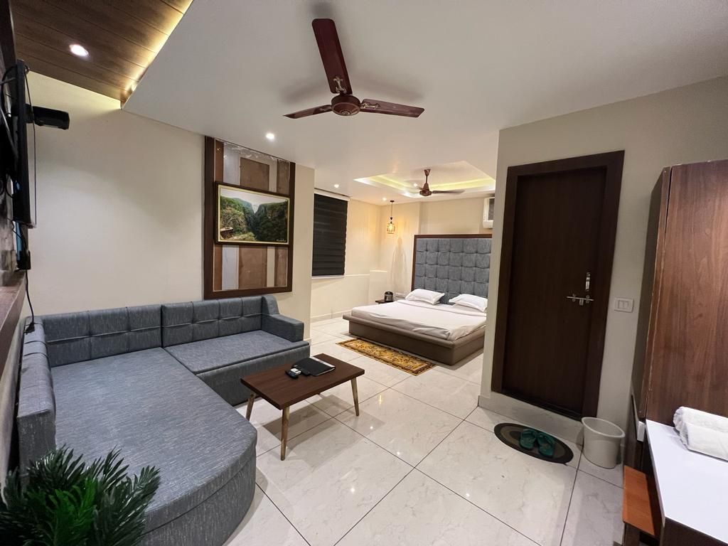 Hotel Pachmarhi Super Deluxe Room 12