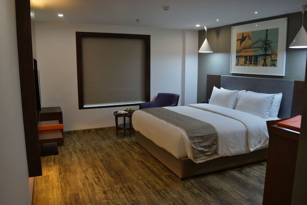 HOWARD JOHNSON BY KOLKATA Deluxe Room, 1 Queen Bed, Smoking 5
