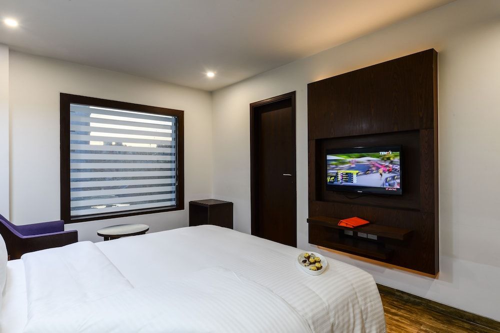 HOWARD JOHNSON BY KOLKATA Deluxe Room, 1 Queen Bed, Smoking 4