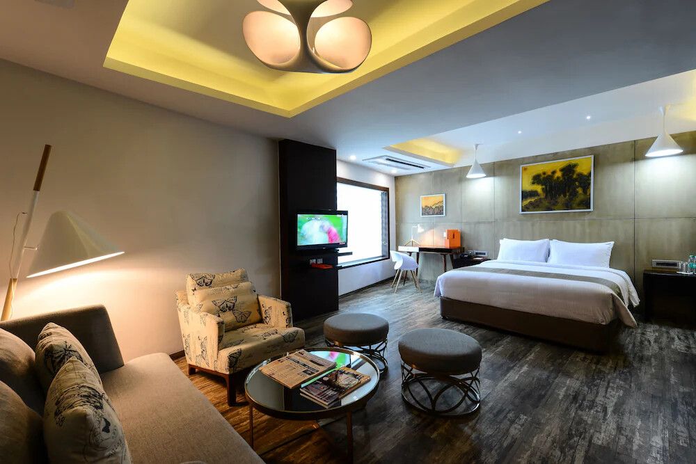 HOWARD JOHNSON BY KOLKATA Q12-Premium Queen Smoking 2