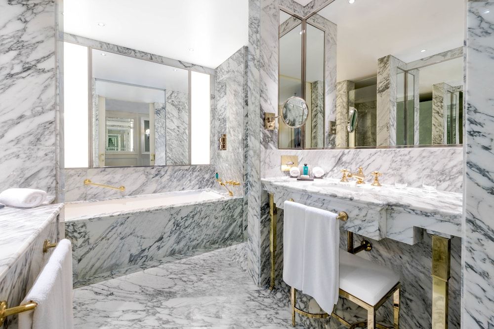 Alvear Icon Hotel Deluxe Room Grand View 6