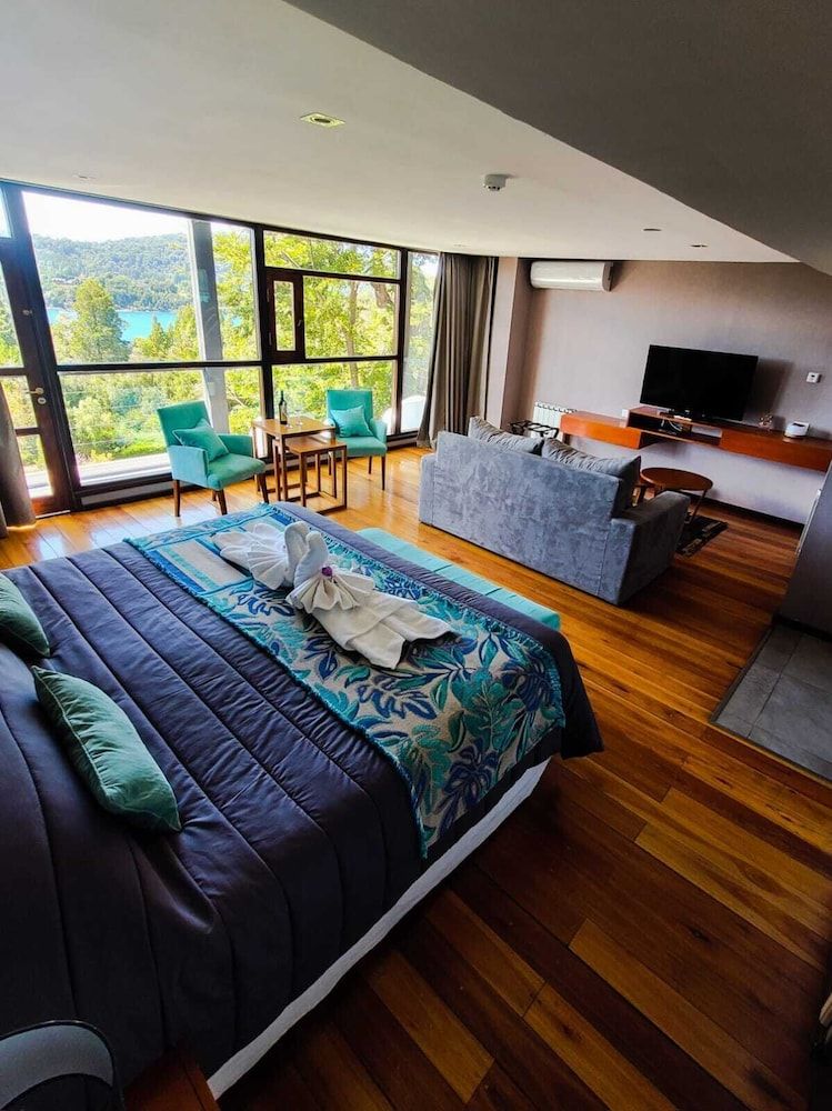Deluxe Suite, Lake View