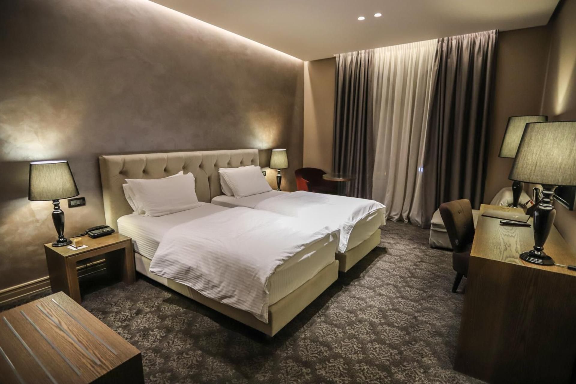 Mondial Hotel Standard Double Room 8