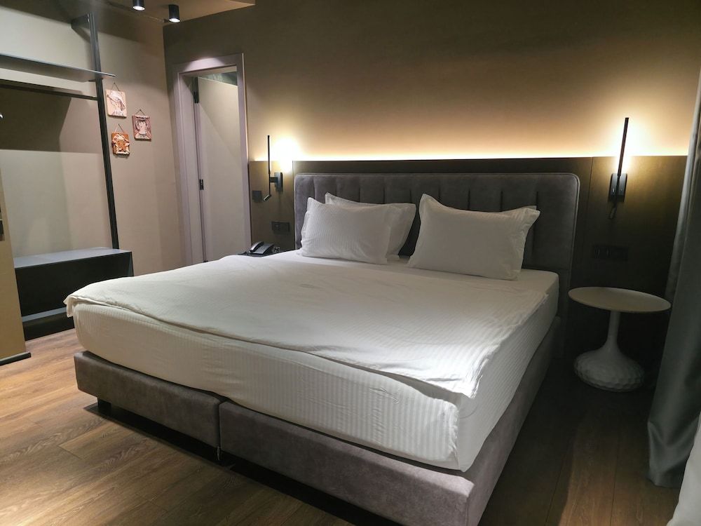 Mondial Hotel Standard Double Room 4