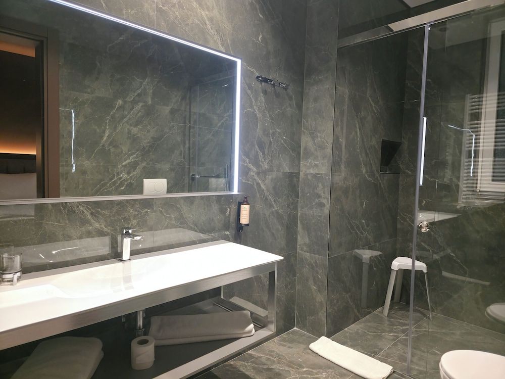 Mondial Hotel Standard Double Room 10