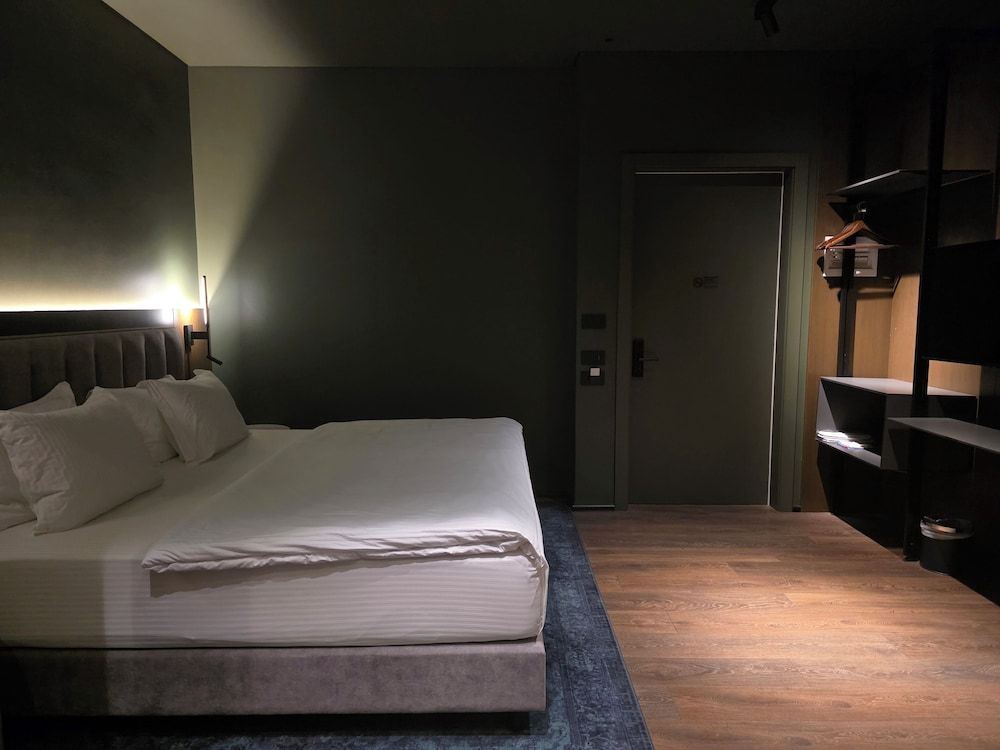 Mondial Hotel Standard Double Room 7