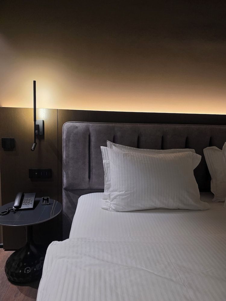 Mondial Hotel Standard Double Room 6