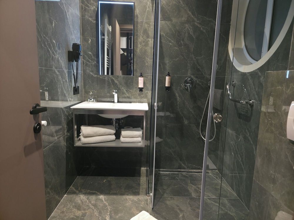 Mondial Hotel Standard Double Room 9