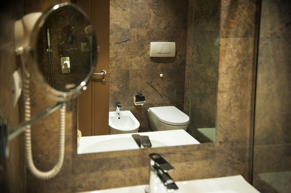 Mondial Hotel Standard Double Room 4