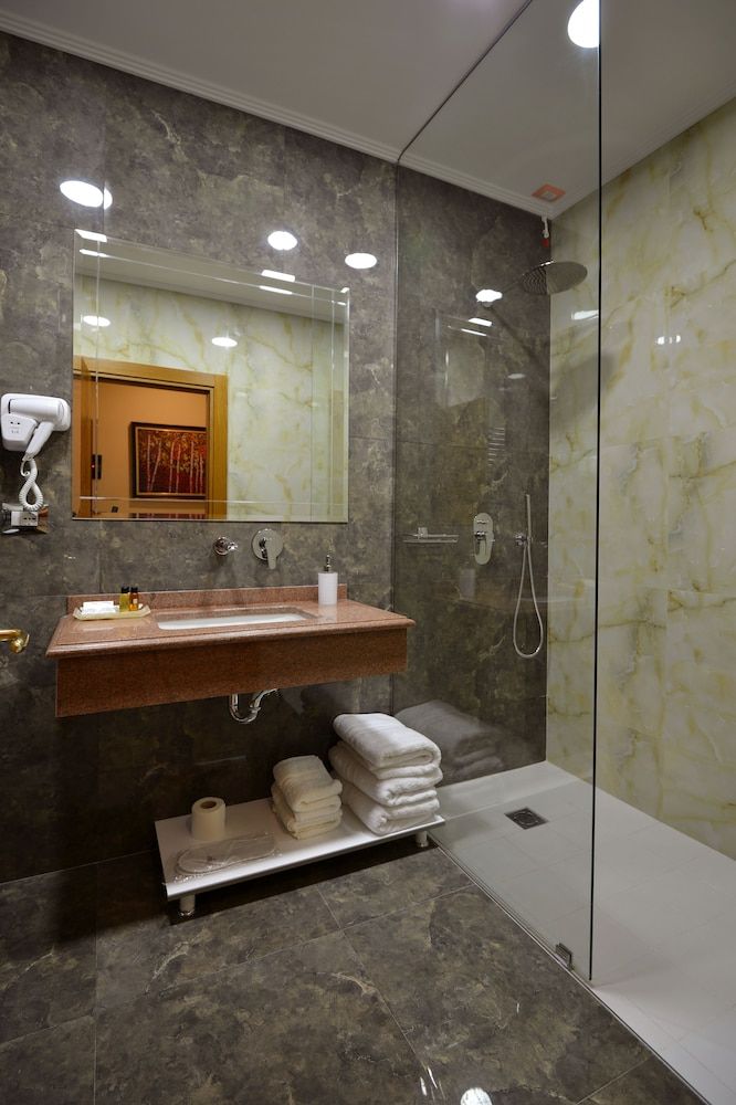 Hotel Austria Standard Twin Room 3