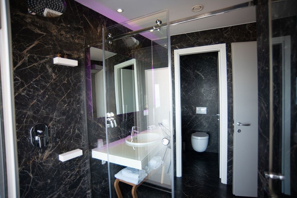 Bougainville Bay Hotel Deluxe Double Room, Sea View 14